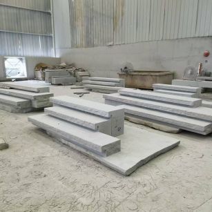 阳江 整石台阶（大面火烧+侧面自然面），出货前厂内拼装