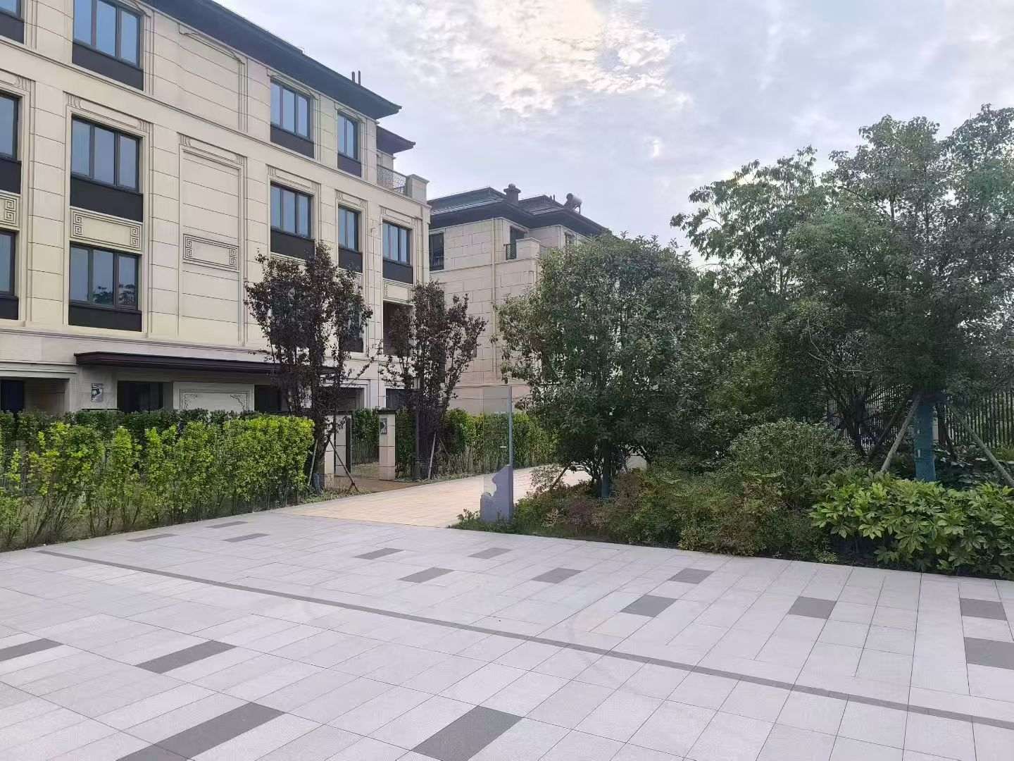 阳江 芝麻白与芝麻白搭配铺装，尺寸1200*600