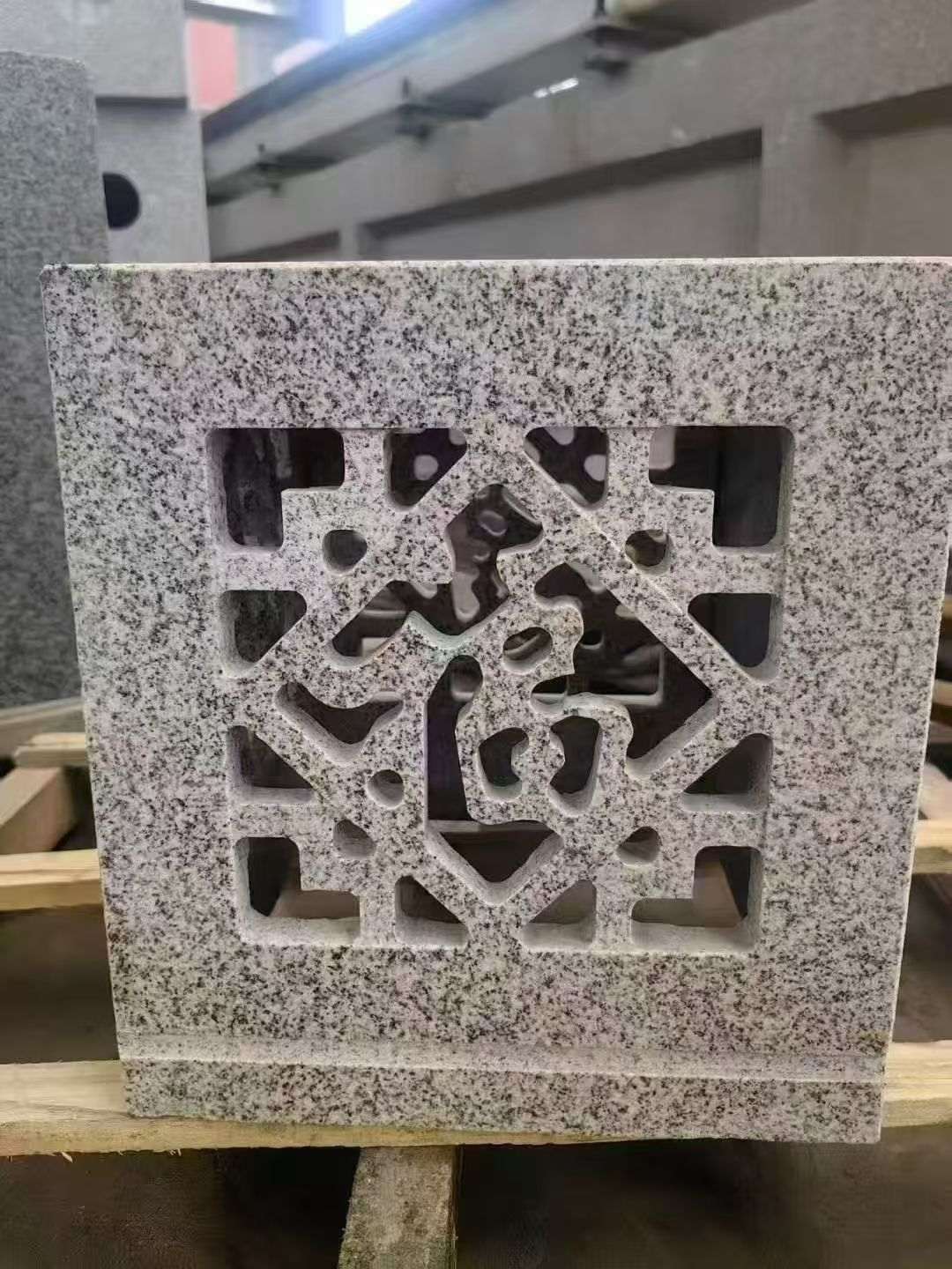 阳江 芝麻白花岗岩镂空雕花灯笼