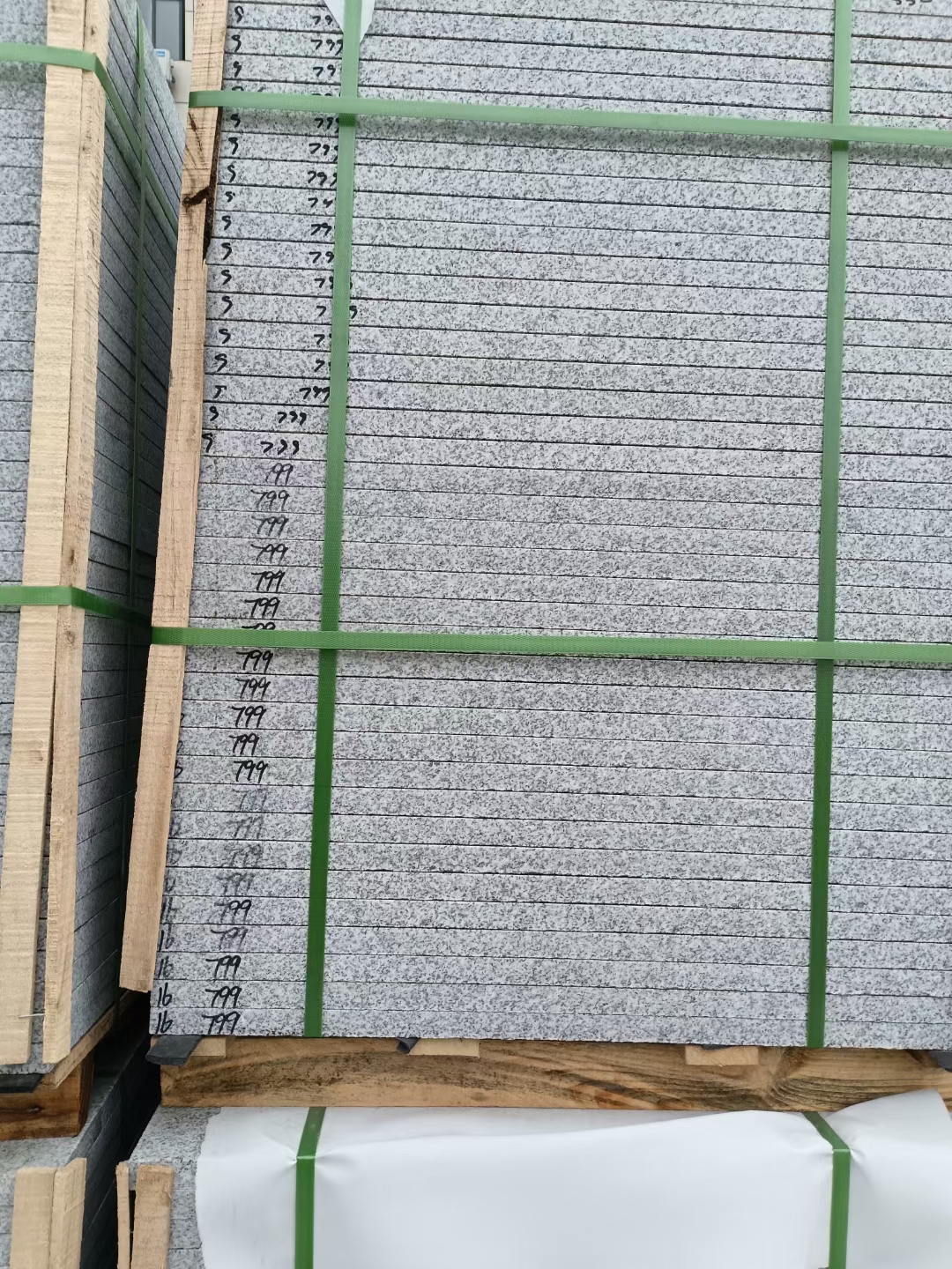 阳江 芝麻白石材地铺做法